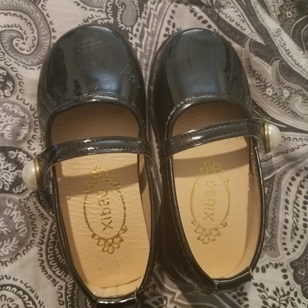 Black patent leather shoe with Pearl accent